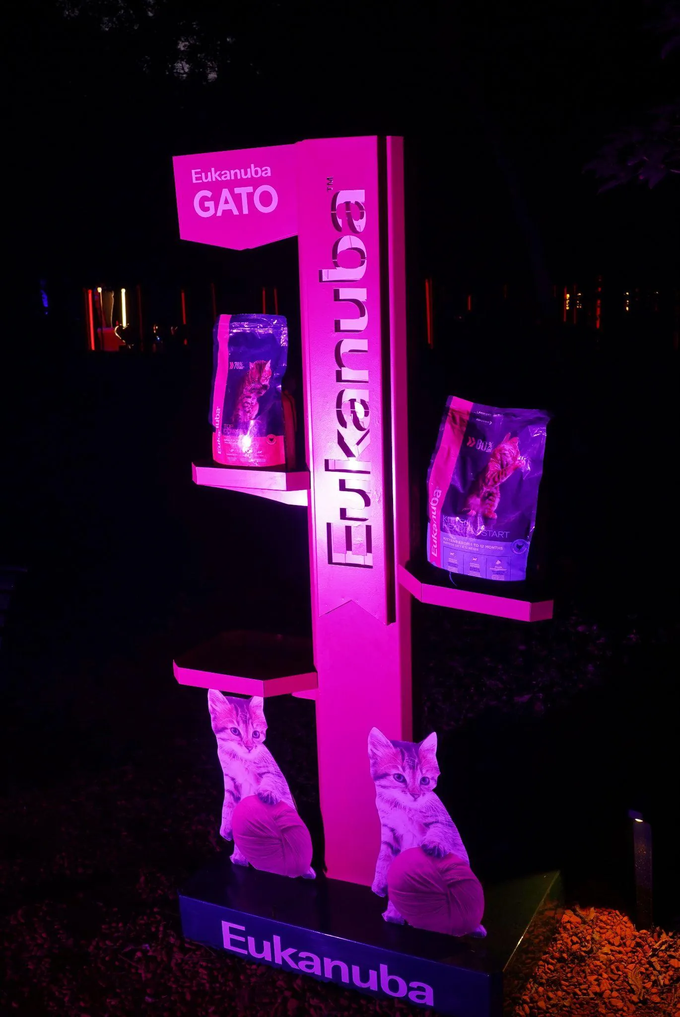 Tótem de Eukanuba en la estación del Gato