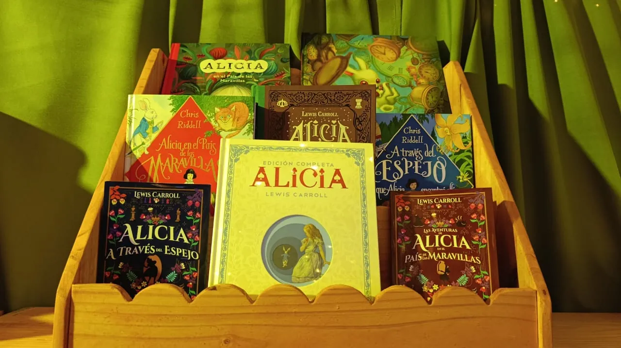 Ediciones de Alicia exhibidas en la Maravillosa Biblioteca